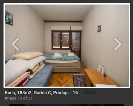 Manja spavaća soba sa krevetom i drvenim podom. - image 7