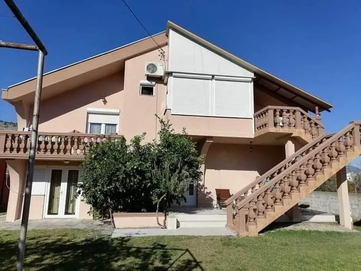 Sale, house, 350m², Tološi, Podgorica