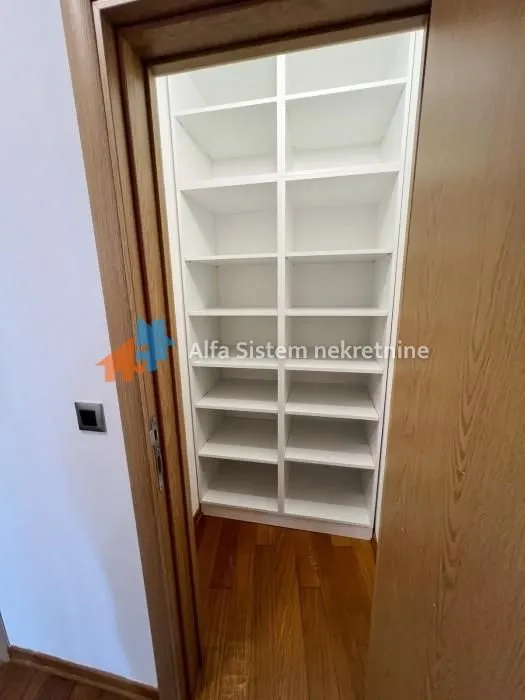 Izdavanje, četvorosoban stan, 80m², Savski Venac, Beograd