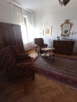 Dnevni boravak sa klasičnim nameštajem, parketom i tepihom. - image 13