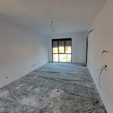 Prazna prostorija u toku renoviranja sa bijelim zidovima i zaštitnom folijom na podu. - image 8