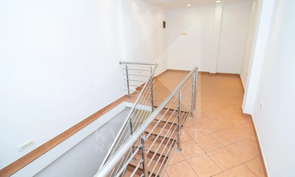 Izdavanje, poslovni prostor, 46m², Centar, Podgorica