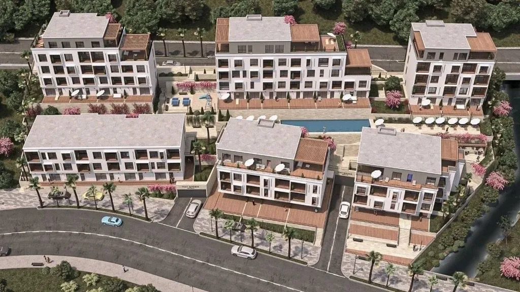 3D prikaz modernog stambenog kompleksa sa bazenom i uređenim dvorištem.