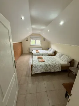 Potkrovlje opremljeno sa dva bračna kreveta i ugradnim ormarima. - image 15