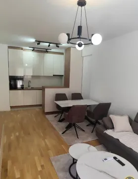 Moderan dnevni boravak sa trpezarijom i ugradnom kuhinjom. - image 5