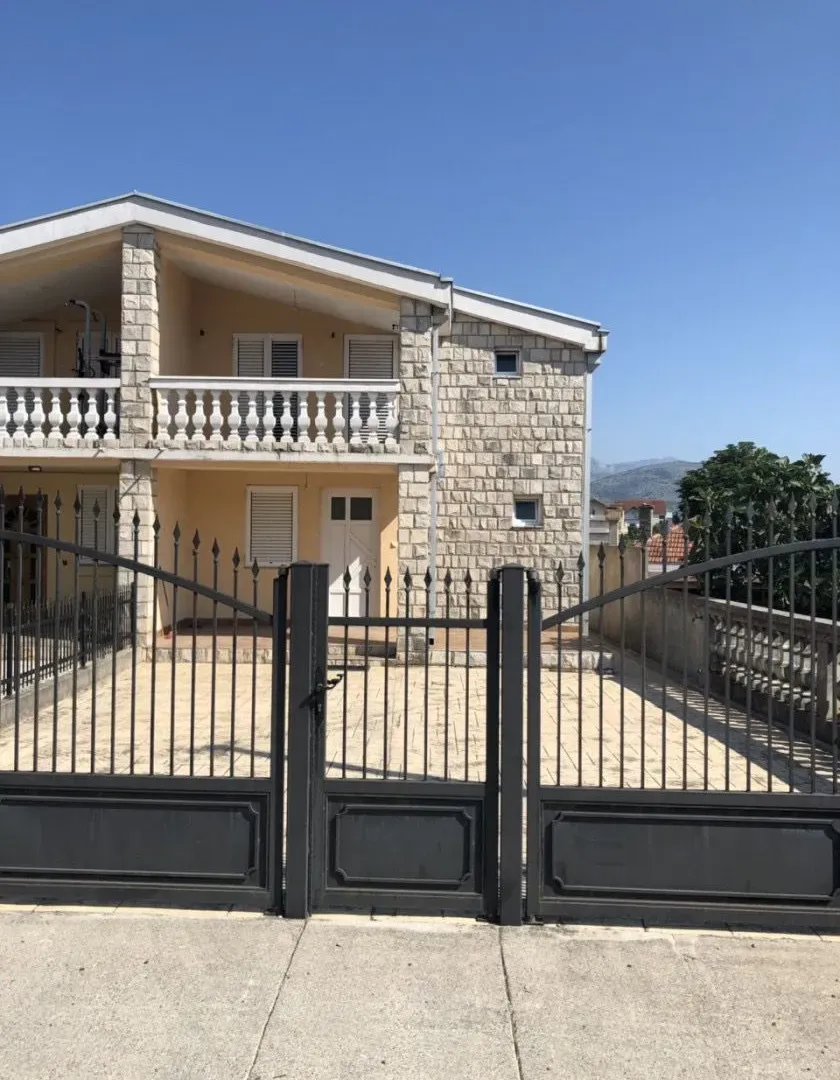 Rent, house, 220m², Stari Aerodrom, Podgorica