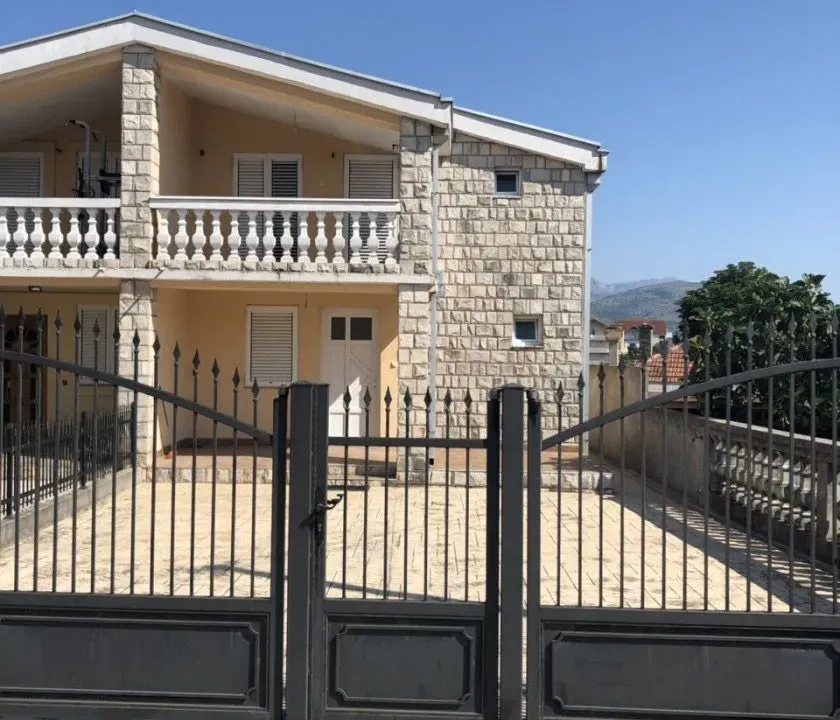 Rent, house, 220m², Stari Aerodrom, Podgorica