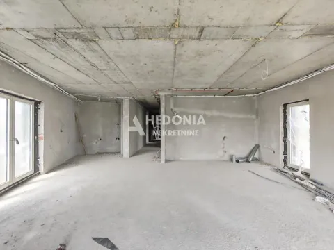 Pogled na prazan prostor u izgradnji sa betonskim podovima i zidovima. - image 4