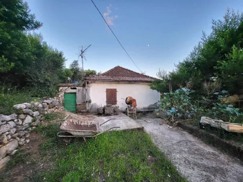 Pogled na staru kuću sa dvorištem i pomoćnim objektom. - image 9