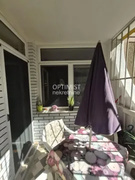 Zastakljeni balkon sa stolom, stolicama i suncobranom. - image 15