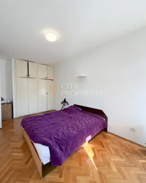 Spavaća soba sa bračnim krevetom i ugradnim plakarima. - image 10
