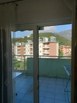Pogled sa terase na okolne zgrade i brda. - image 7