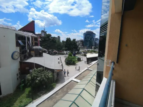 Pogled sa balkona na gradski trg i okolne zgrade. - image 14