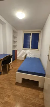 Dečja soba sa krevetom, radnim stolom i ugrađenim ormarom. - image 6