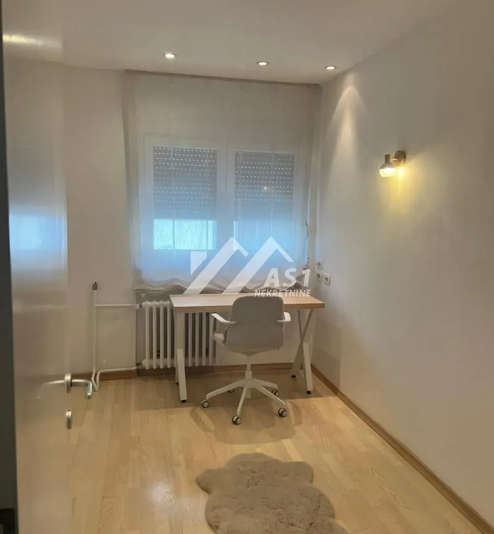 Izdavanje, četvorosoban stan, 95m², Centar, Novi Sad