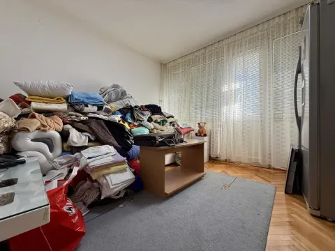 Dnevna soba ispunjena gomilama stvari i razbacanog veša. - image 7
