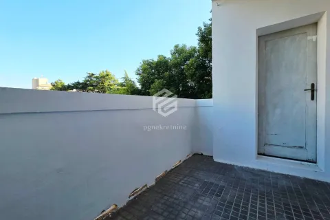 Manja terasa sa popločanim podom i izlazom kroz spoljna vrata. - image 7