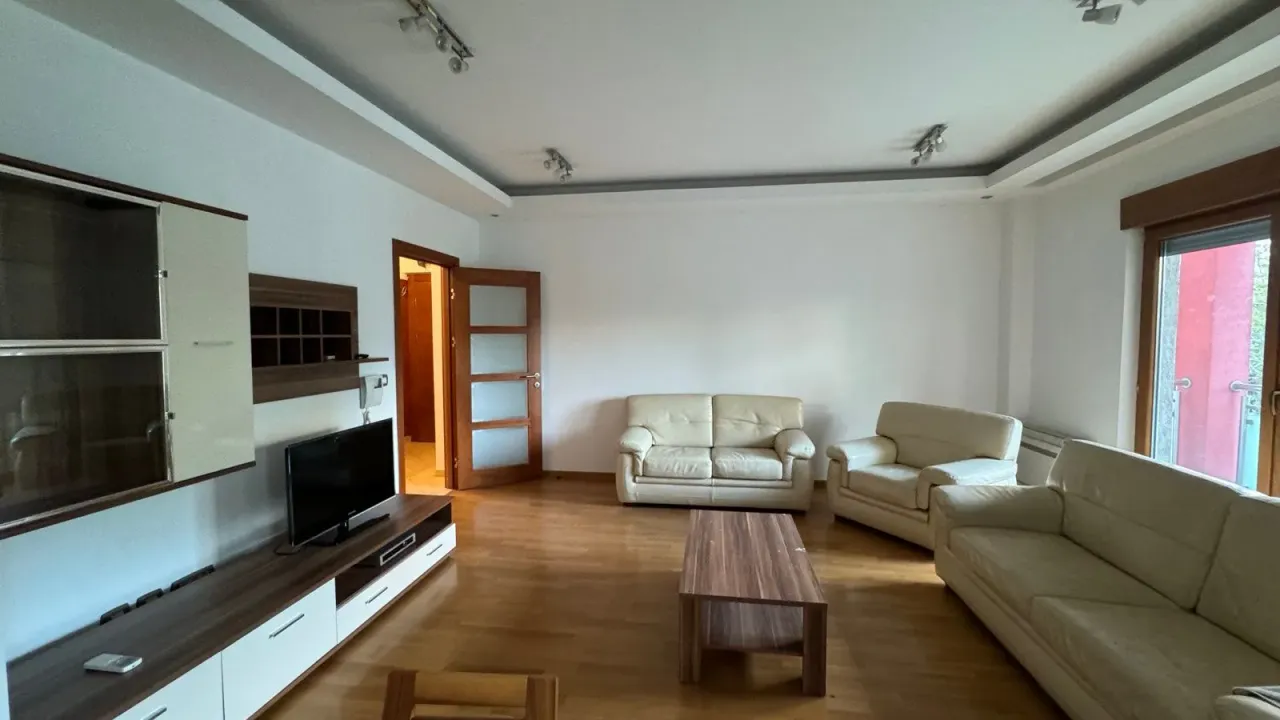 Izdavanje, dvosoban stan, 82m², Centar, Podgorica
