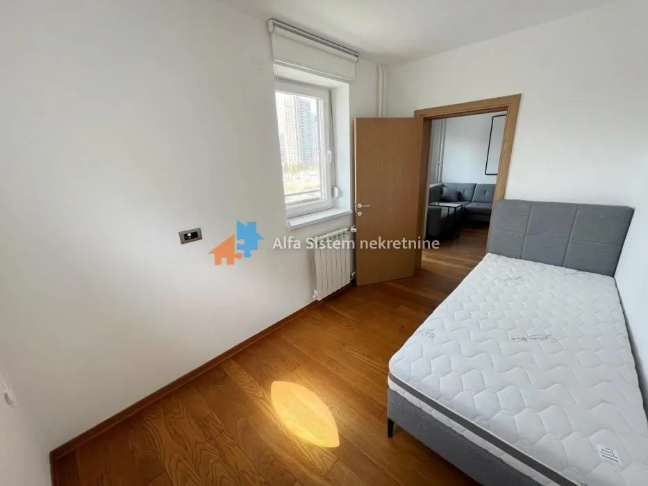 Izdavanje, četvorosoban stan, 80m², Savski Venac, Beograd