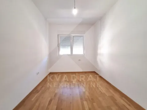 Prazna soba sa bijelim zidovima i drvenim podom. - image 7