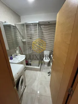 Pogled na kupatilo sa tuš kabinom, umivaonikom i veš mašinom. - image 4