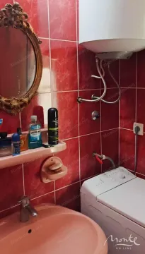 Kupatilo sa umivaonikom, ogledalom, bojlerom i veš mašinom. - image 18