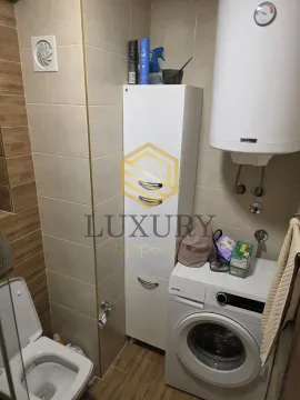 Smaller bathroom with a washing machine, water heater, and sanitary fixtures. - image 6