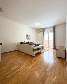 Dnevna soba sa garniturom i izlazom na terasu. - image 9