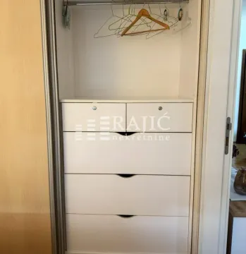 Built-in wardrobe with drawers in the room. - image 7