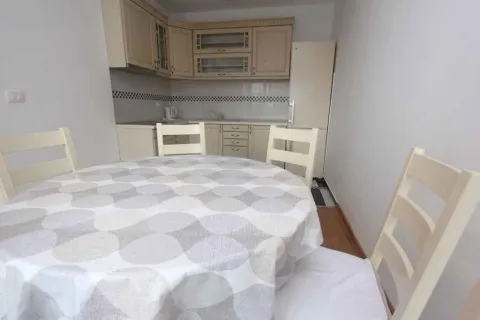 Kuhinja sa trpezarijskim stolom i stolicama. - image 14