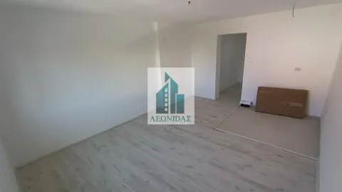 Prazna prostorija sa laminatnim podom i belim zidovima. - image 3