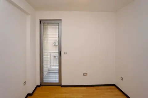 Prazna prostorija sa parketom i vratima koja vode na terasu. - image 6