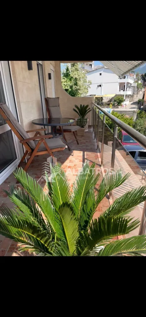Furnished terrace with seating furniture and a view of the surroundings.