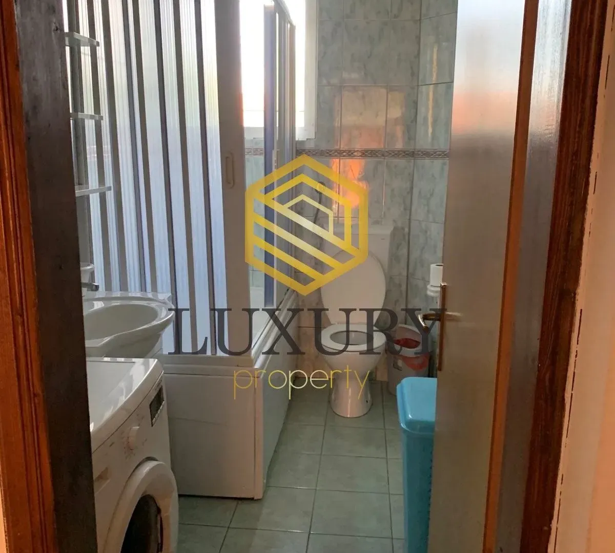 Izdavanje, kuća, 250m², Tološi, Podgorica
