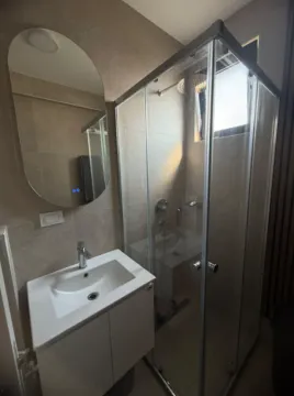 Moderne kupatilo opremljeno umivaonikom i tuš kabinom. - image 12