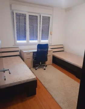 Dječja soba sa dva kreveta i radnim stolom. - image 2