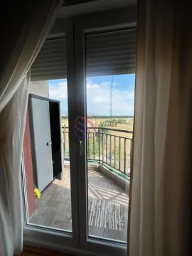 Pogled kroz balkonska vrata na terasu i okolni pejzaž. - image 10