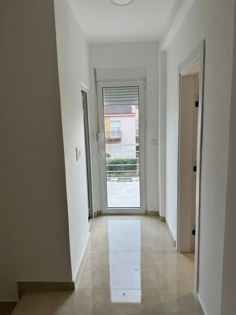 Izdavanje, kuća, 500m², Stari Aerodrom, Podgorica