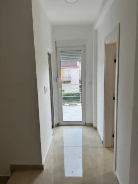 Izdavanje, kuća, 500m², Stari Aerodrom, Podgorica - image 9