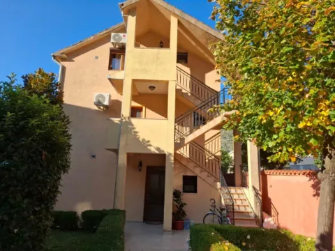 Izdavanje, kuća, 63m², Dobrota, Kotor