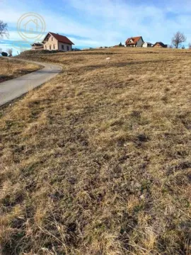 Pogled na zemljište sa pristupnim putem i kućama u pozadini. - image 3