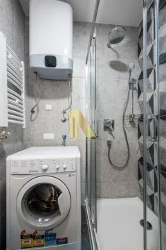 Kupatilo sa tuš kabinom, bojlerom i veš mašinom. - image 9