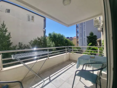 Natkriveni balkon sa stolom, stolicama i sušilicom za veš. - image 2