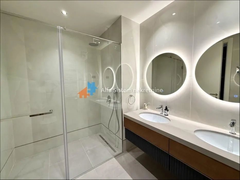 Izdavanje, četvorosoban stan, 110m², Savski Venac, Beograd