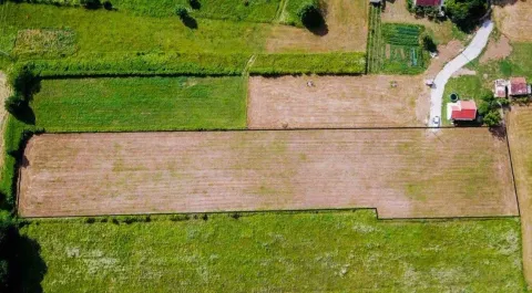 Aerofotografija zemljišta sa označenim granicama parcele. - image 2