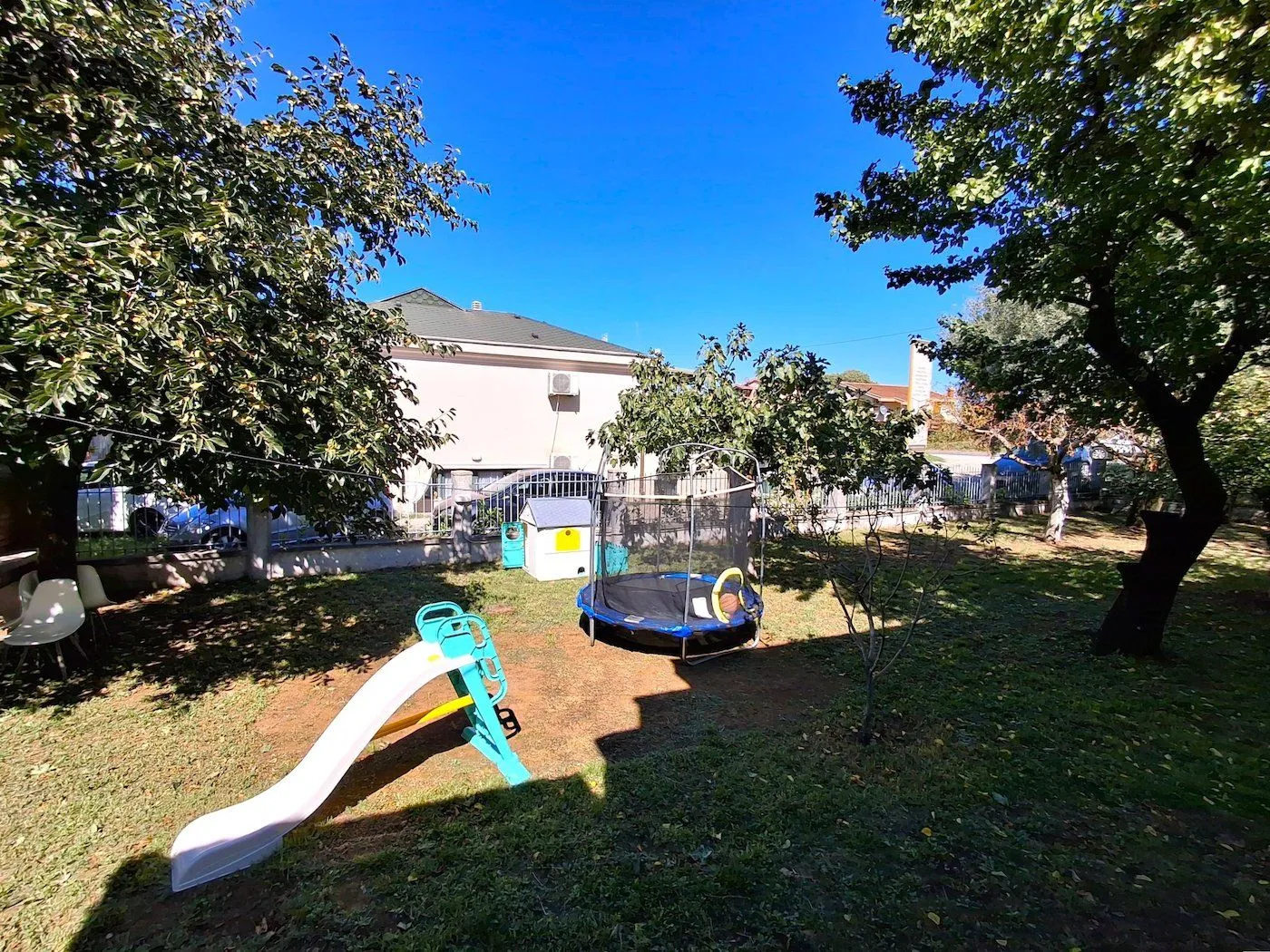 Izdavanje, kuća, 350m², Dahna, Podgorica