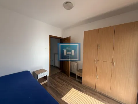 Nameštena spavaća soba sa krevetom, drvenim ormanom i noćnim stočićem. - image 7