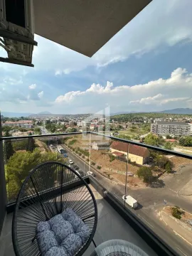 Pogled sa balkona na grad i okolni pejzaž. - image 3