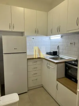 Manja bela kuhinja sa frižiderom, sudoperom i ugradnim elementima. - image 7