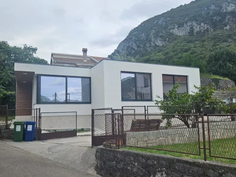 Rent, office space, 80m², Kotor, Crna Gora - image 1